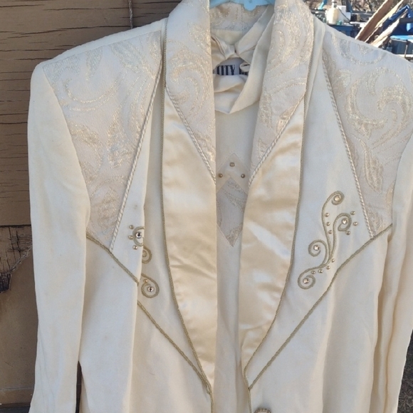 Elegant Cream Embroidered 3 piece Suit Set - Picture 2 of 5